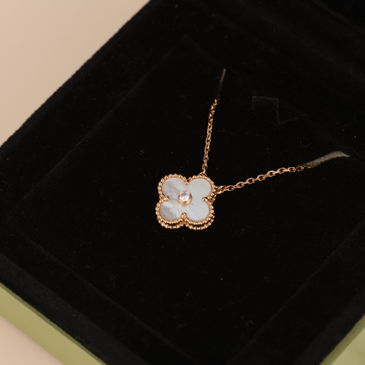 [kincade]CLOVER 15MM DIAMOND WHITE FRITILLARIA NECKLACE