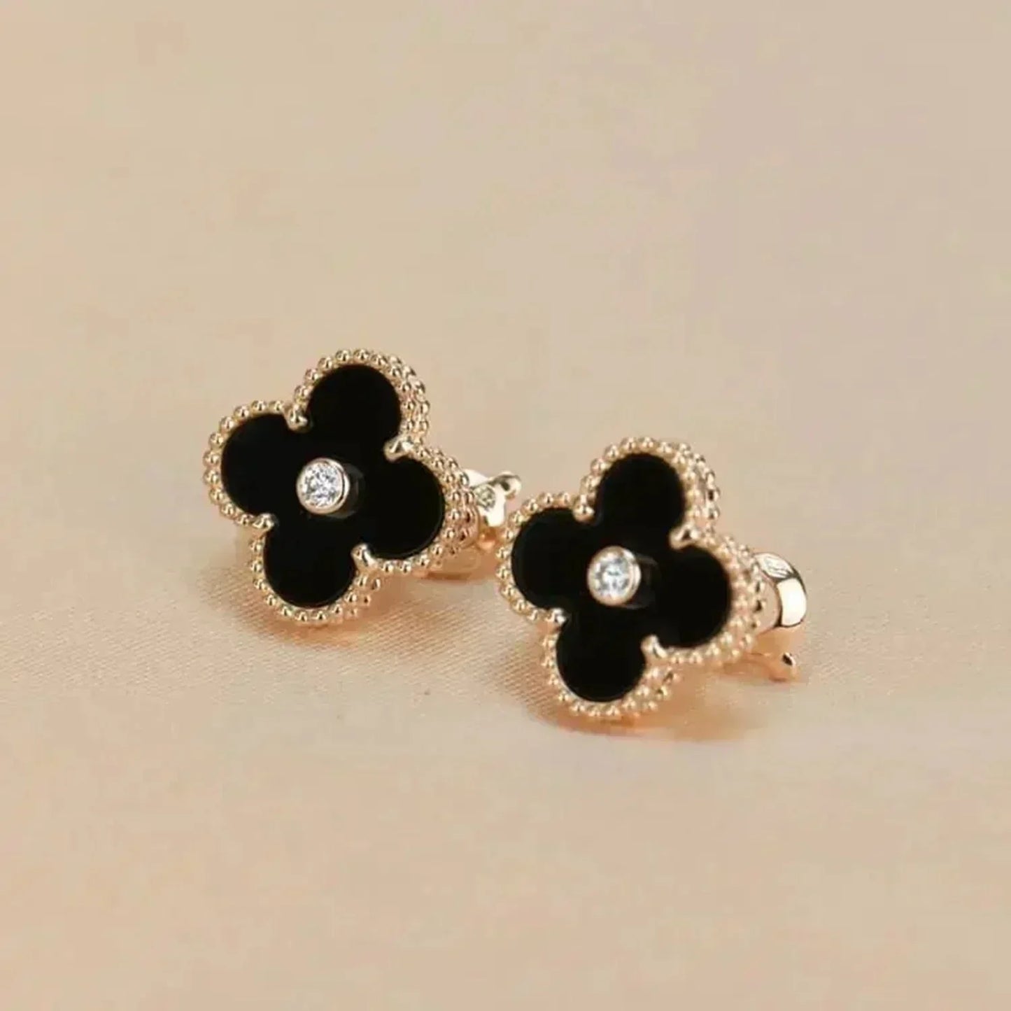 [kincade]CLOVER MEDIUM 1 MOTIFS ONYX DIAMOND EARRINGS