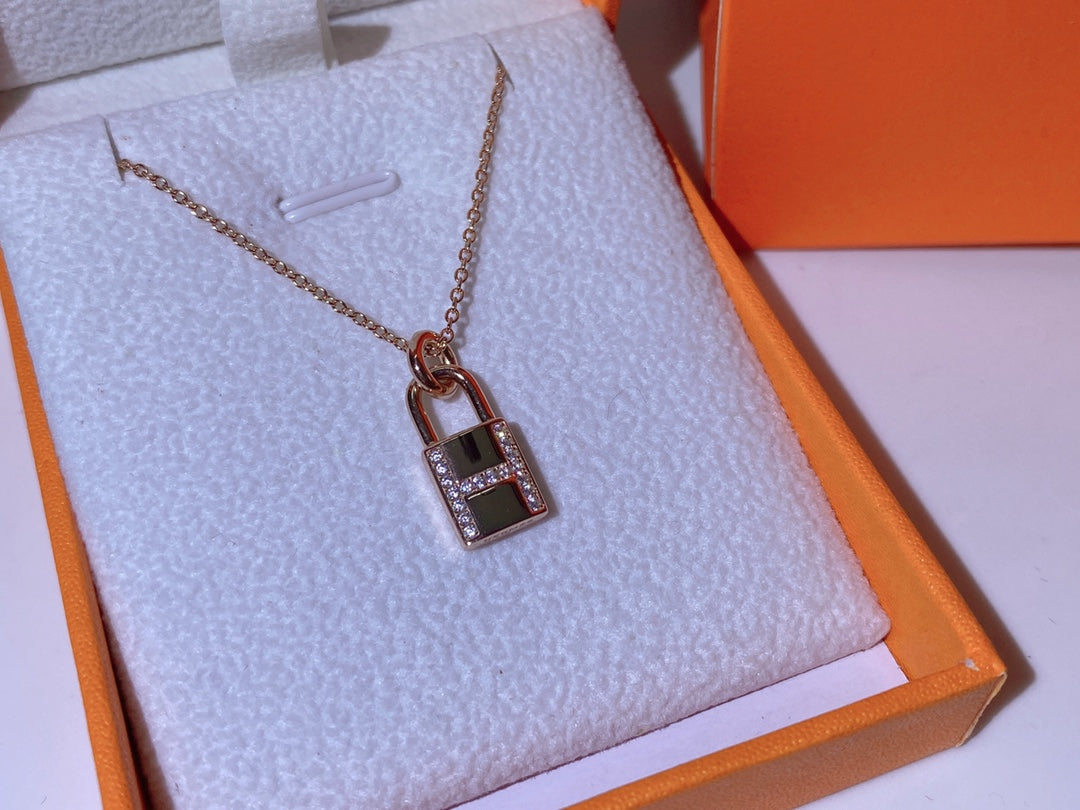 [kincade]HM ADVANCED NICHE LOCK HEAD NECKLACE DIAMONDS