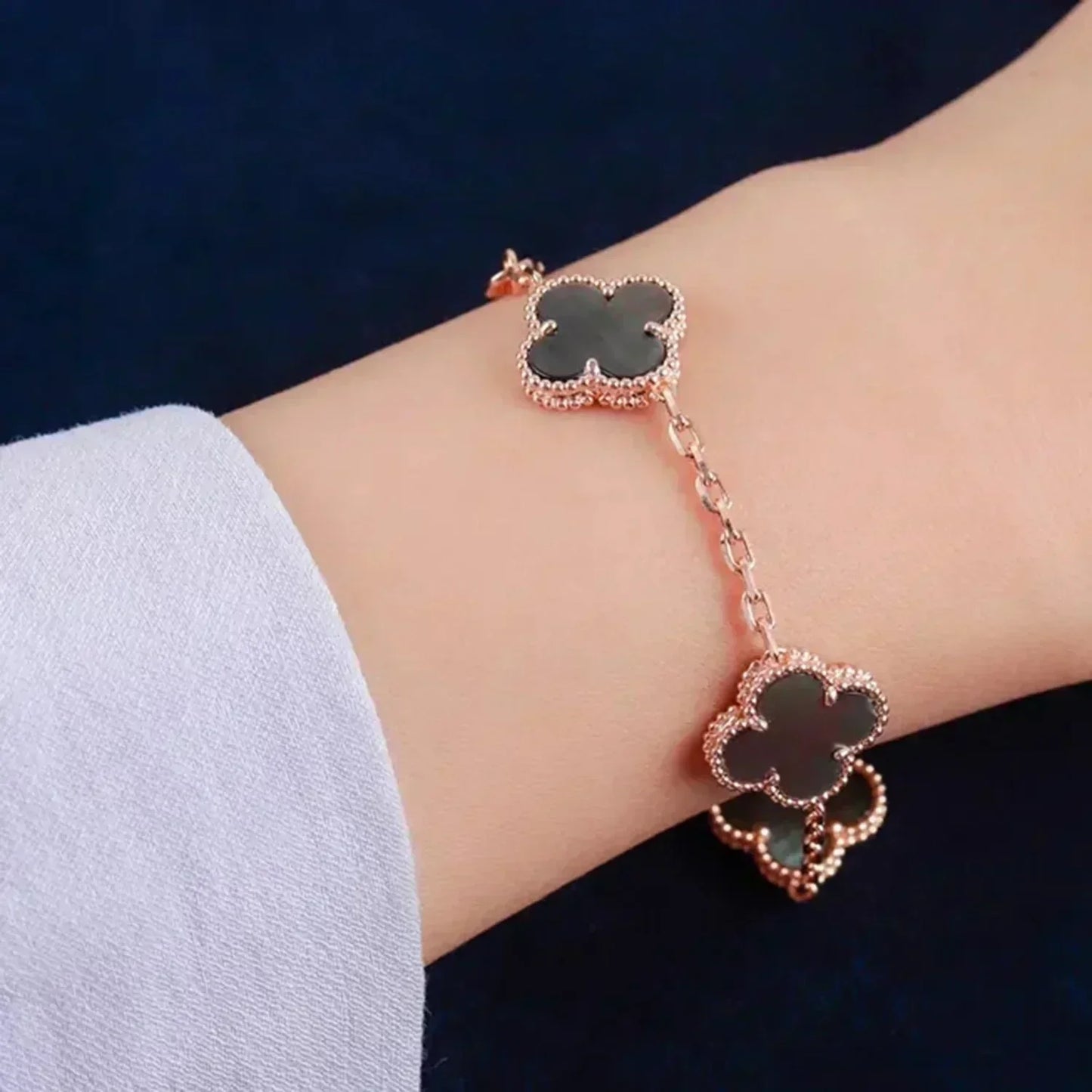 [kincade]CLOVER 5 MOTIF GRAY MOP  BRACELET