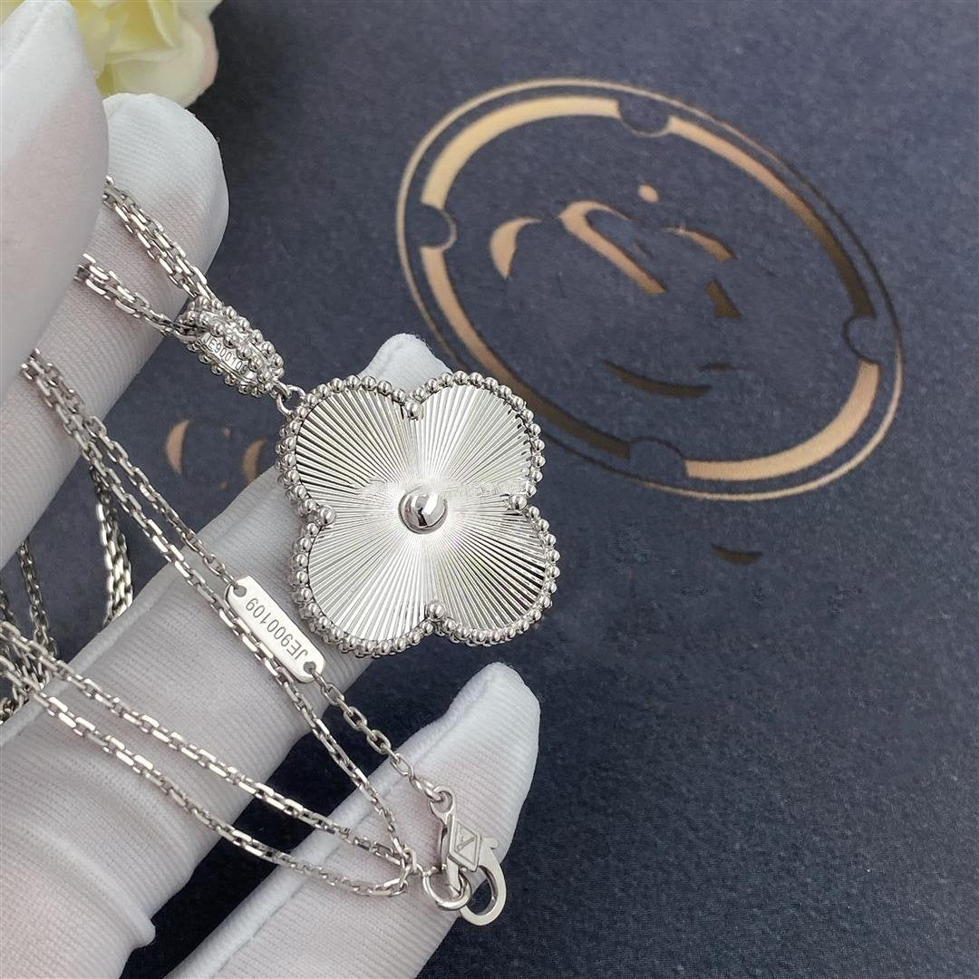 [kincade]CLOVER 25MM SILVER BIG CLOVER NECKLACE