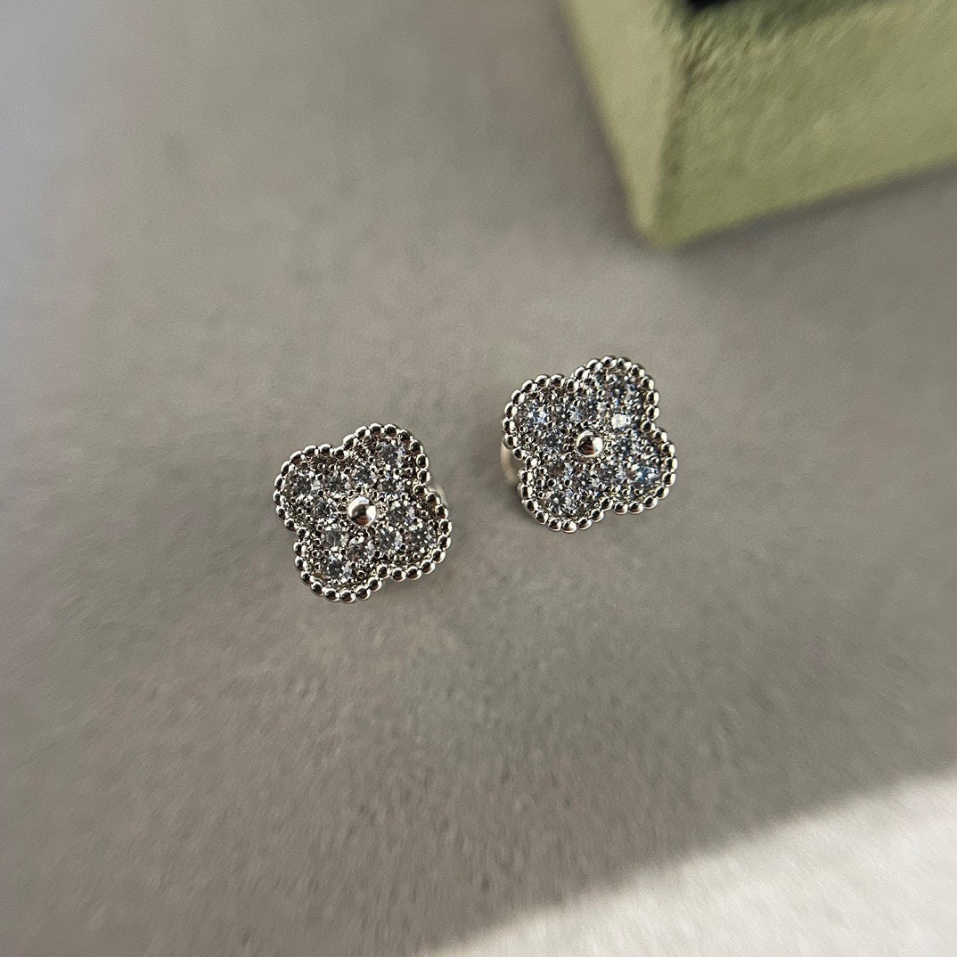 [kincade]CLOVER MINI DIAMOND STUD EARRINGS