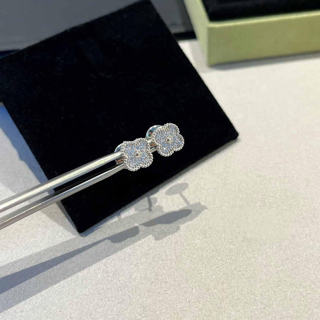 [kincade]CLOVER MINI DIAMOND STUD EARRINGS